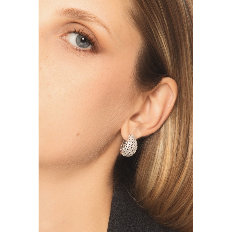 Orecchini a fascia semicircolare in oro bianco 18k con diamanti pavé