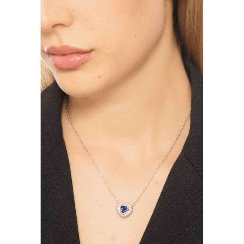 Collana in oro bianco 18k con ciondolo zaffiro cuore e pavè in diamanti