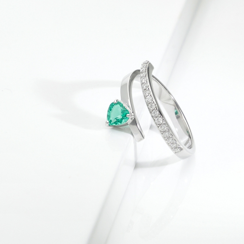 ANELLO CONTRARIER CON BRILLANTI E SMERALDO CUORE MM5X5