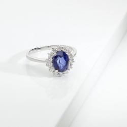 Anello Lady D in oro bianco 18k con zaffiro blu e diamanti a contorno