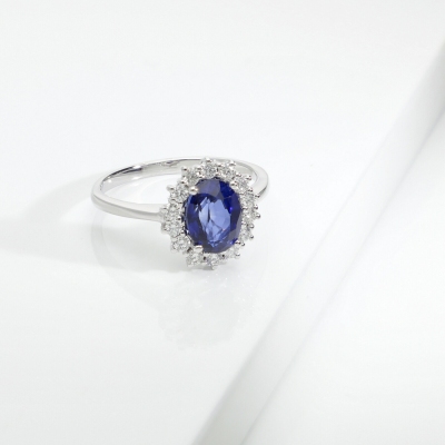 Anello Lady D in oro bianco 18k con zaffiro blu e diamanti a contorno