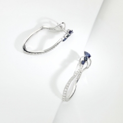 Orecchini ovali design con diamanti e zaffiri blu