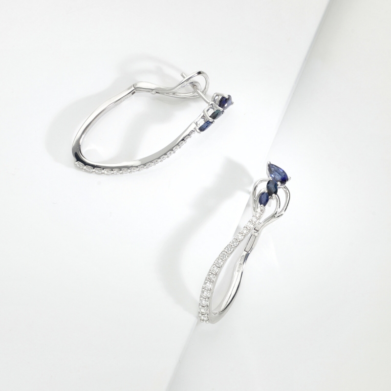 Orecchini ovali design con diamanti e zaffiri blu