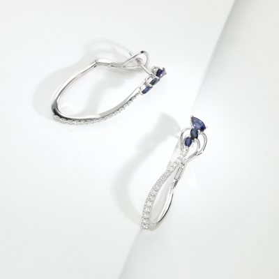 Orecchini ovali design con diamanti e zaffiri blu