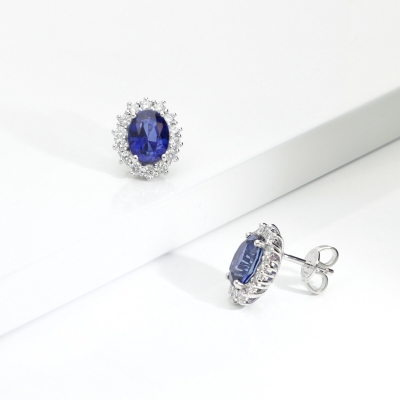 Orecchini contorno zaffiro blu e diamanti in oro bianco 18k