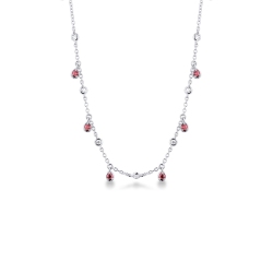 Collana con pendenti in oro bianco 18k con diamanti e rubini a goccia.