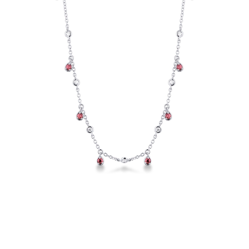 Collana con pendenti in oro bianco 18k con diamanti e rubini a goccia.