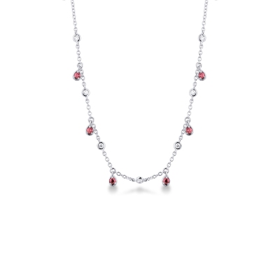 Collana con pendenti in oro bianco 18k con diamanti e rubini a goccia.