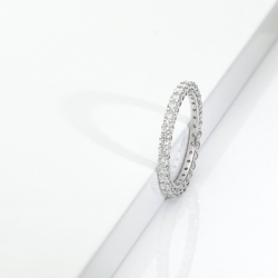 Anello eternity con diamanti in oro bianco 18k