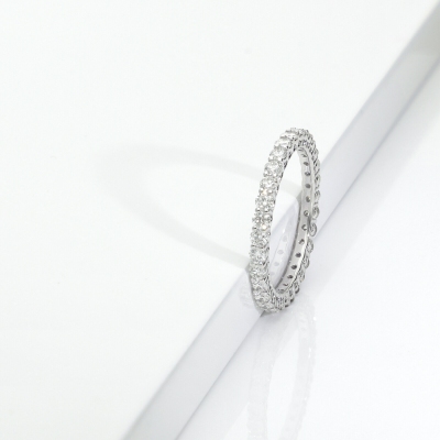 Anello eternity con diamanti in oro bianco 18k