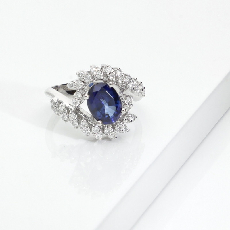 ANELLO CON FINTE NAVETTE IN BRILLANTI E ZAFFIRO OVALE MM9X7