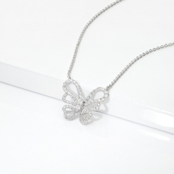 Collana oro bianco 18k con farfalla in diamanti