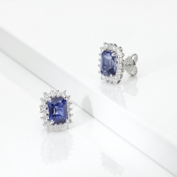 Orecchini zaffiri blu e diamanti a contorno in oro bianco 18k