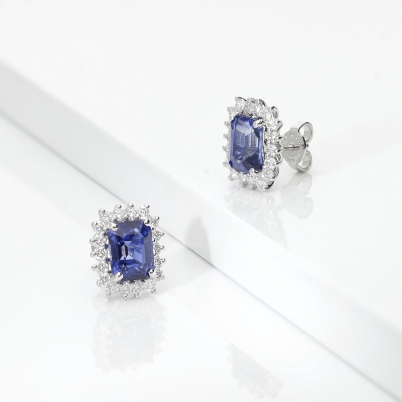 Orecchini zaffiri blu e diamanti a contorno in oro bianco 18k