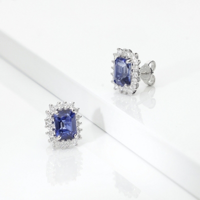 Orecchini zaffiri blu e diamanti a contorno in oro bianco 18k