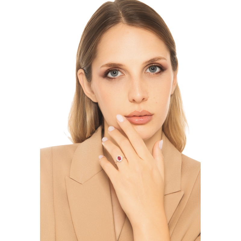 Anello con rubino ovale e diamanti a contorno oro bianco 18k