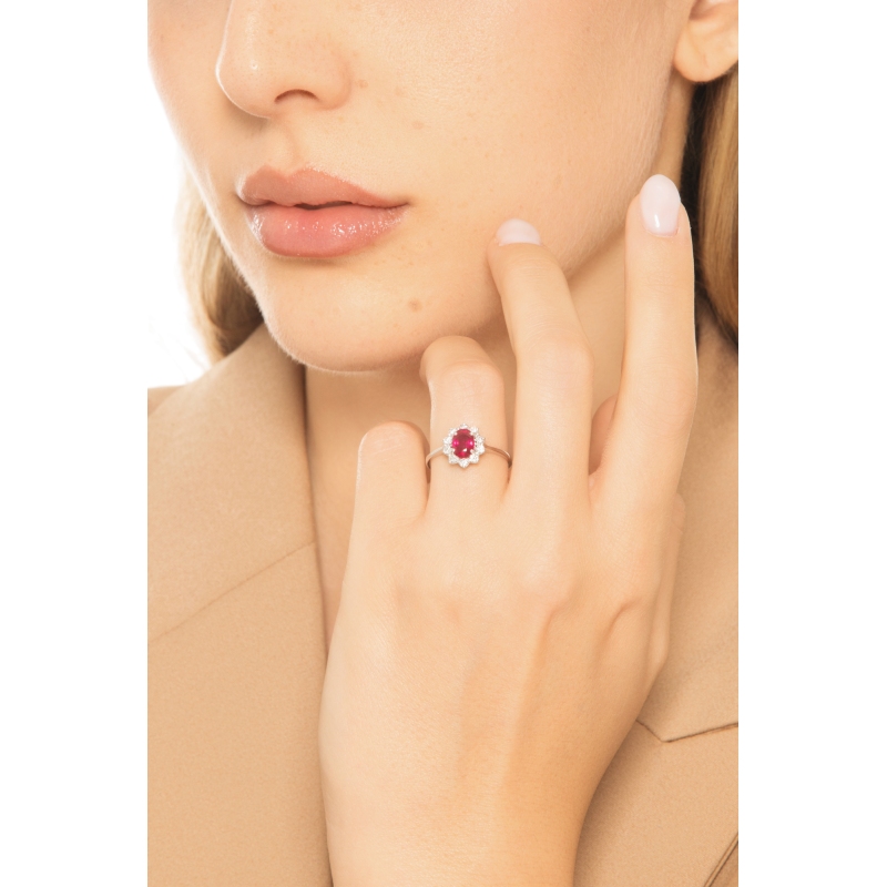 Anello con rubino ovale e diamanti a contorno oro bianco 18k