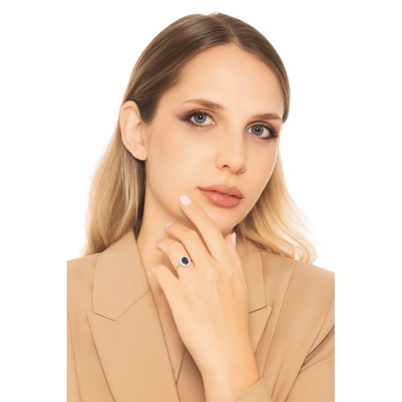 Anello Lady D in oro bianco 18k con zaffiro blu e diamanti a contorno