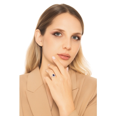 Anello Lady D in oro bianco 18k con zaffiro blu e diamanti a contorno