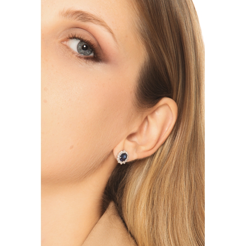 Orecchini zaffiro blu e diamanti a contorno in oro bianco 18k