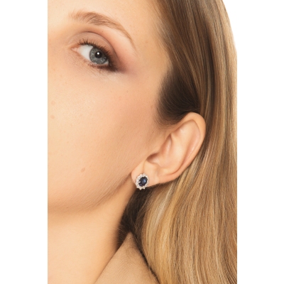 Orecchini zaffiro blu e diamanti a contorno in oro bianco 18k