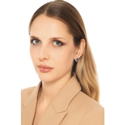 Orecchini contorno zaffiro blu e diamanti in oro bianco 18k