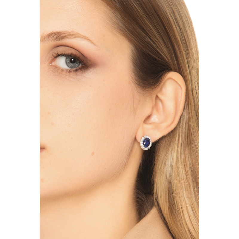 Orecchini contorno zaffiro blu e diamanti in oro bianco 18k