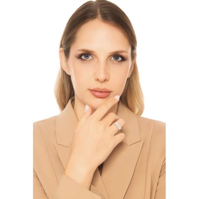 Anello trilogy con tre diamanti in oro bianco 18k