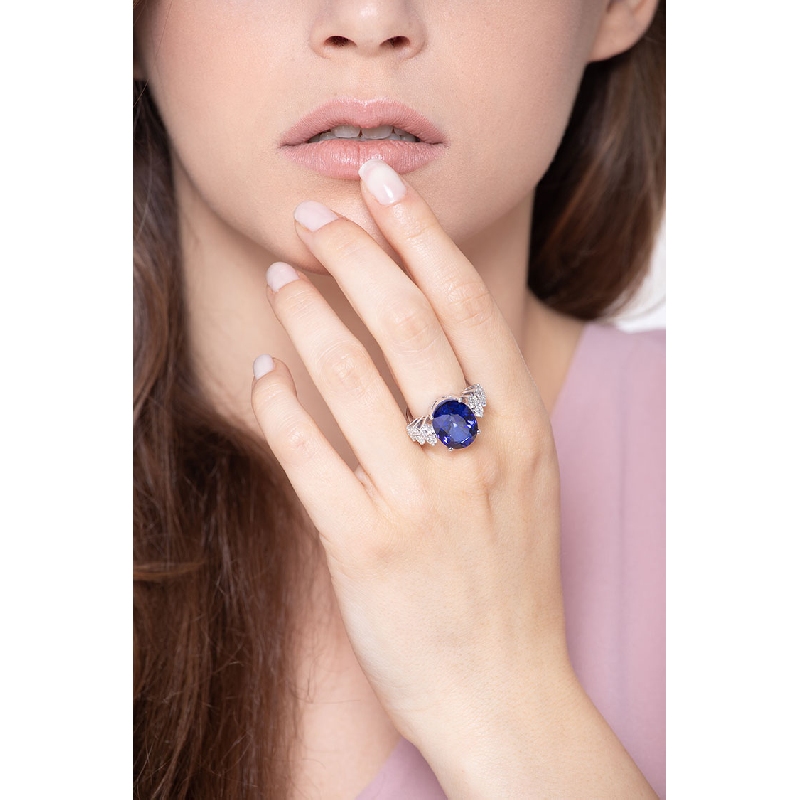 18k white gold ring with a central blue sapphire and lateral diamonds 