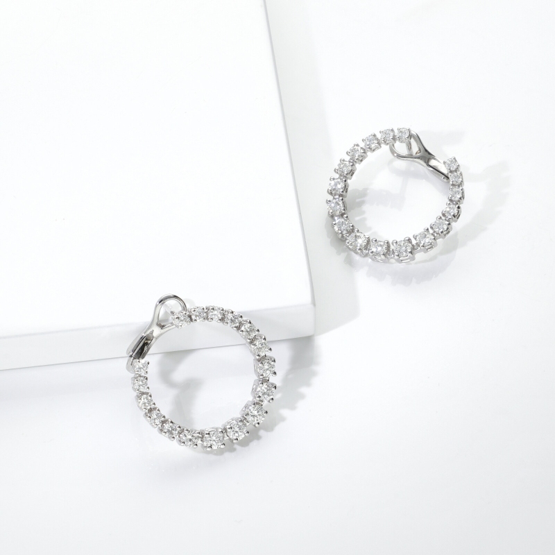 Orecchini cerchio in oro bianco con diamanti