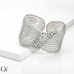 18k white gold rigid design bracelet with row of diamonds