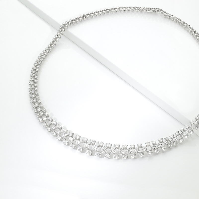 Girocollo semirigido in oro bianco 18k impreziosito da diamanti