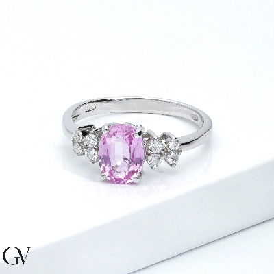 White gold 18k ring with pink sapphire and four lateral diamonds 
