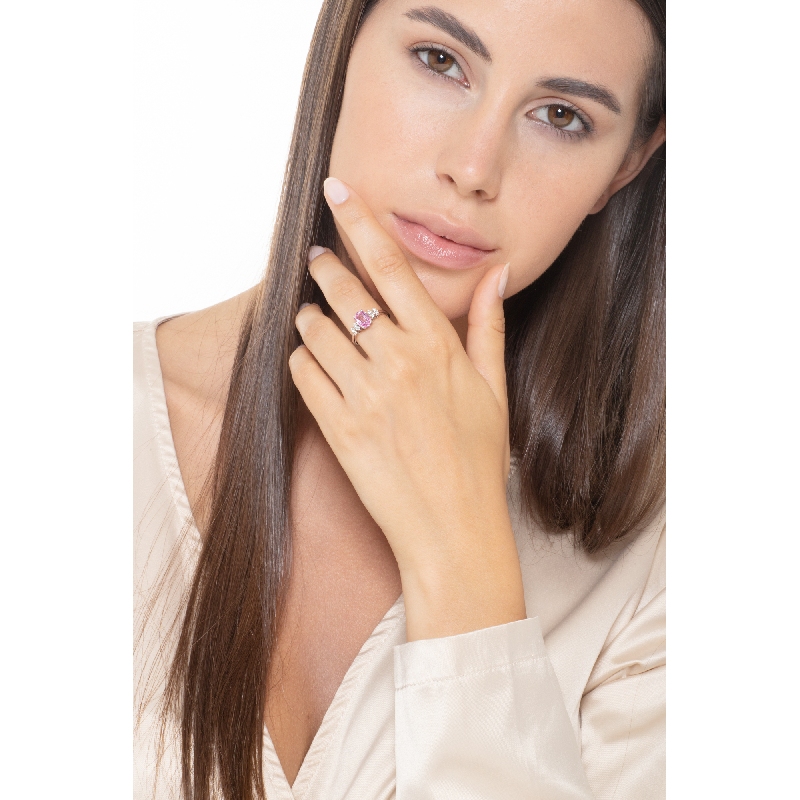 White gold 18k ring with pink sapphire and four lateral diamonds 