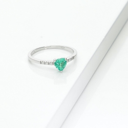 ANELLO CON BRILLANTI E CUORE SMERALDO MM5X5