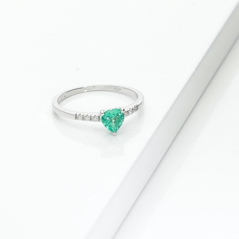 ANELLO CON BRILLANTI E CUORE SMERALDO MM5X5