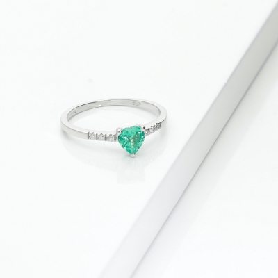 ANELLO CON BRILLANTI E CUORE SMERALDO MM5X5