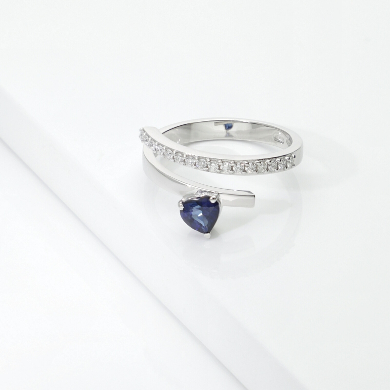 Anello contrariè con diamanti e zaffiro blu a cuore oro bianco