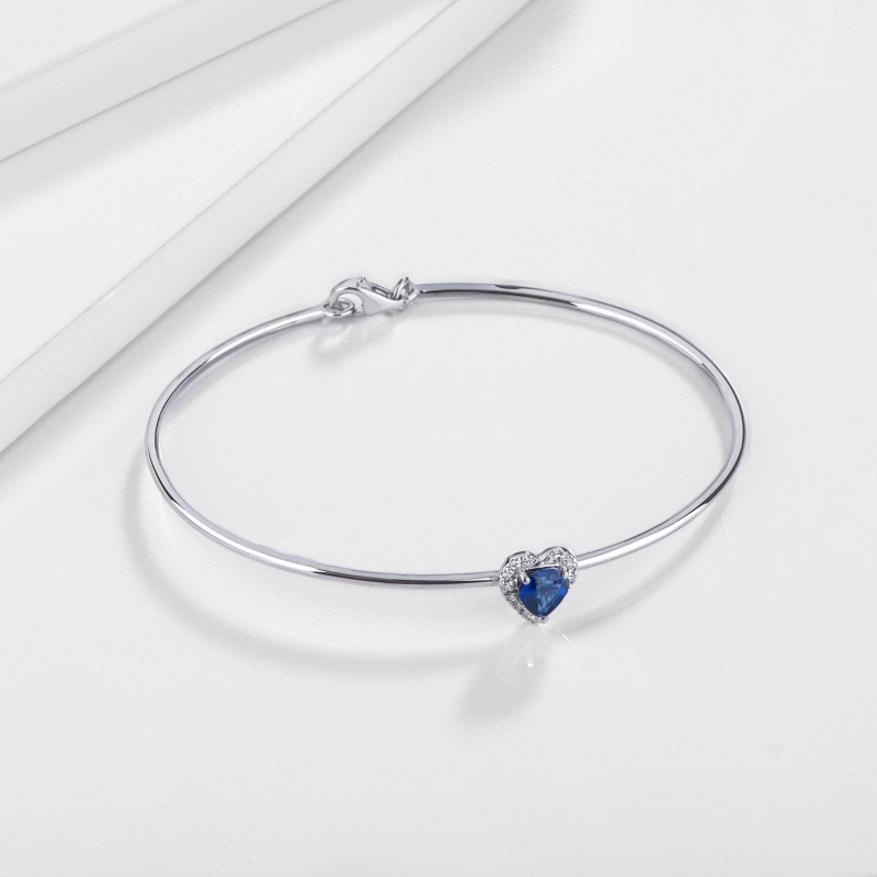 Bracciale rigido in oro 18k con zaffiro blu cuore e diamanti
