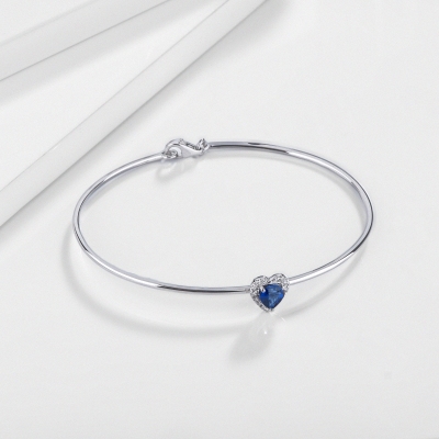 Bracciale rigido in oro 18k con zaffiro blu cuore e diamanti