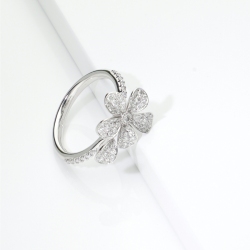 Anello con fiore in diamanti oro bianco 18k
