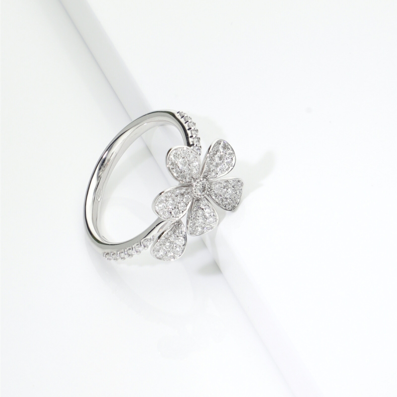 Anello con fiore in diamanti oro bianco 18k