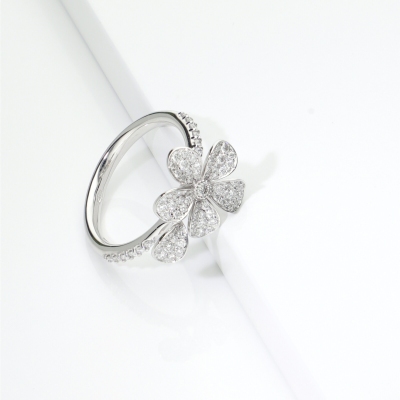 Anello con fiore in diamanti oro bianco 18k
