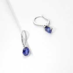 Orecchini pendenti con zaffiri blu e diamanti oro bianco