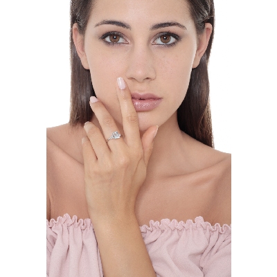 White gold 18k ring with a central aquamarine and diamonds 