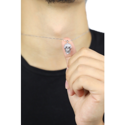 Collana in oro bianco 750 con ciondolo a teschio in diamanti  bianchi e neri