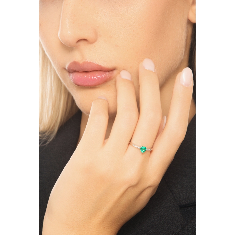 ANELLO CON BRILLANTI E CUORE SMERALDO MM5X5