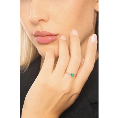 ANELLO CON BRILLANTI E CUORE SMERALDO MM5X5
