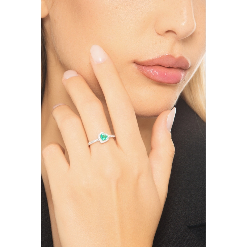 ANELLO CON BRILLANTE E SMERALDO CUORE MM5X5