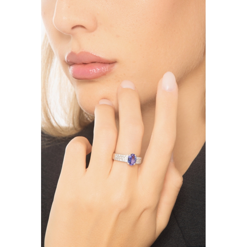 White gold 18k ring with central tanzanite and three diamonds rows